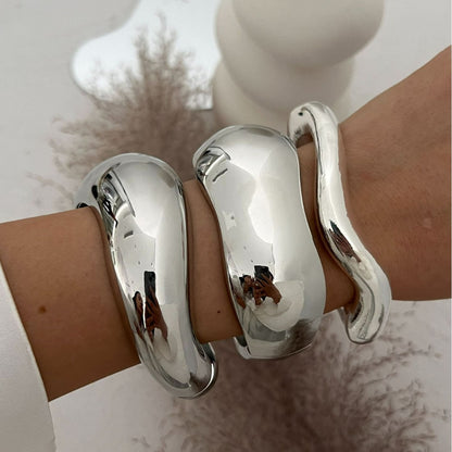 Meta Digital Store Jewelry Metal Glossy Surface Water Drop Hug Bracelet