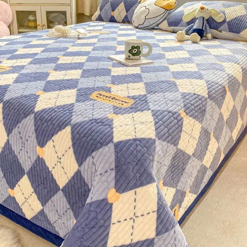 Soft Thickened Warm Milk Velvet Bed Cover Non-slip Bedsheet Cute Printed Quilted Bedspread for Single Double Bed with Pillowcase